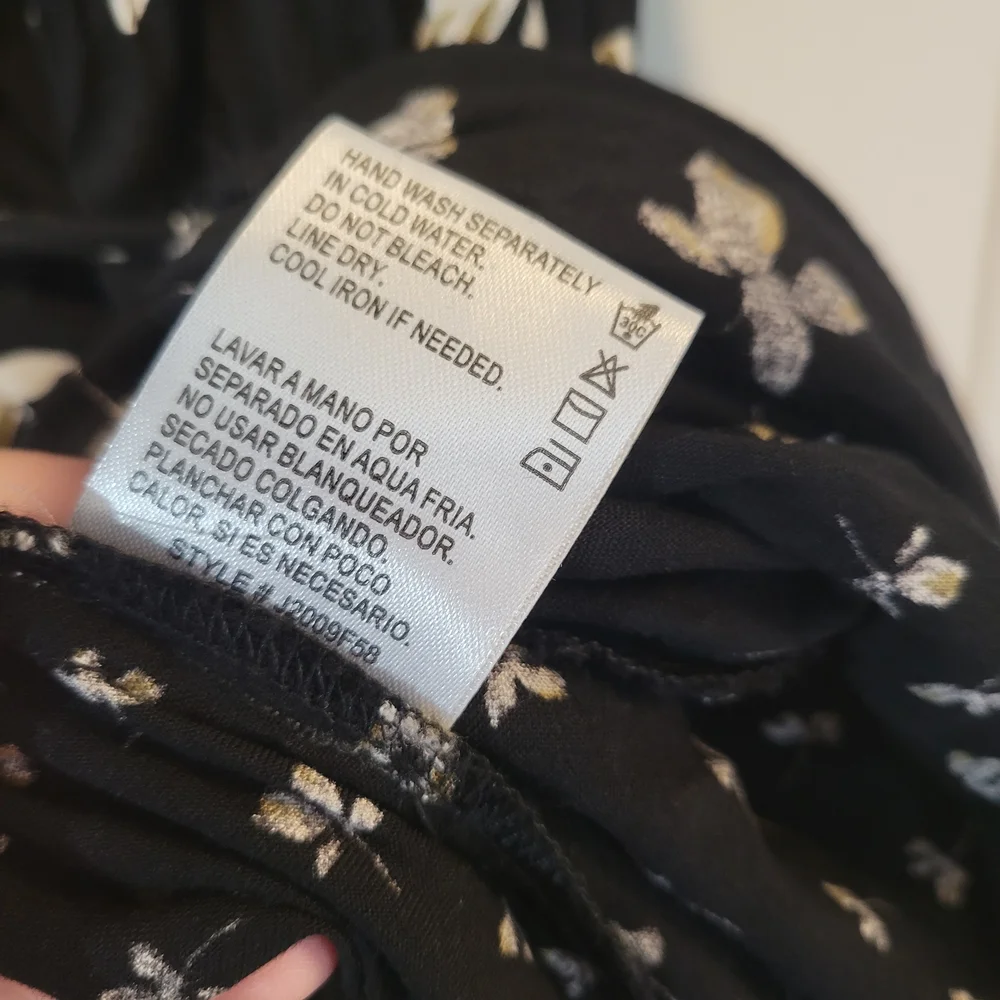 Chic Black Floral Midi Dress - Picture 6 of 7